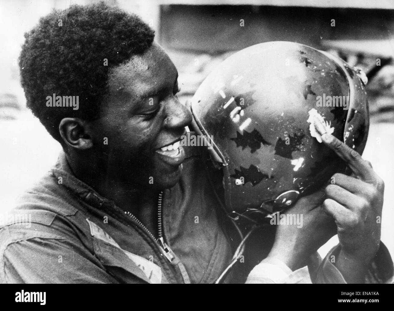 File. 30 apr, 2015. La guerra del Vietnam, noto anche come la seconda guerra in Indocina e noto anche in Vietnam come guerra di resistenza contro l'America o semplicemente la guerra americana, è stata una guerra fredda-era guerra proxy che si è verificato in Vietnam, Laos e Cambogia a partire da novembre 1955 per la caduta di Saigon il 30 aprile 1975. Nella foto: 28 Aprile 1969 - a Saigon, Vietnam - SAM HAMPTON, U.S. Marine è in grado di sorridere mentre punta a una 50 caliber bullet incorporato nel suo casco di acciaio, dopo un VietCong gunner cotto a lui. © Keystone Pictures USA/ZUMAPRESS.com/Alamy Live News Foto Stock