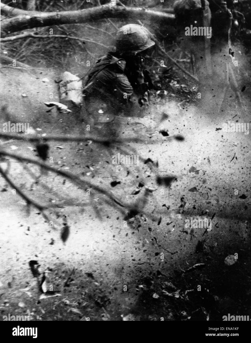 File. 30 apr, 2015. La guerra del Vietnam, noto anche come la seconda guerra in Indocina e noto anche in Vietnam come guerra di resistenza contro l'America o semplicemente la guerra americana, è stata una guerra fredda-era guerra proxy che si è verificato in Vietnam, Laos e Cambogia a partire da novembre 1955 per la caduta di Saigon il 30 aprile 1975. Nella foto: il Agosto 5, 1966 - Vietnam - un soldato della prima divisione di fanteria 'ducks' dal retro blast di 106mm fucile durante il funzionamento 'Paul Revere IV'. Negli anni cinquanta, gli Stati Uniti hanno cominciato a inviare truppe in Vietnam, durante il seguente periodo di 25 anni, la conseguente guerra potrebbe creare alcuni dei più forti Foto Stock