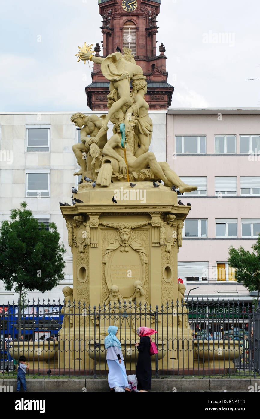La figura sulla fontana del mercato, la piazza del mercato, Mannheim, Baden-Württemberg, Germania Foto Stock