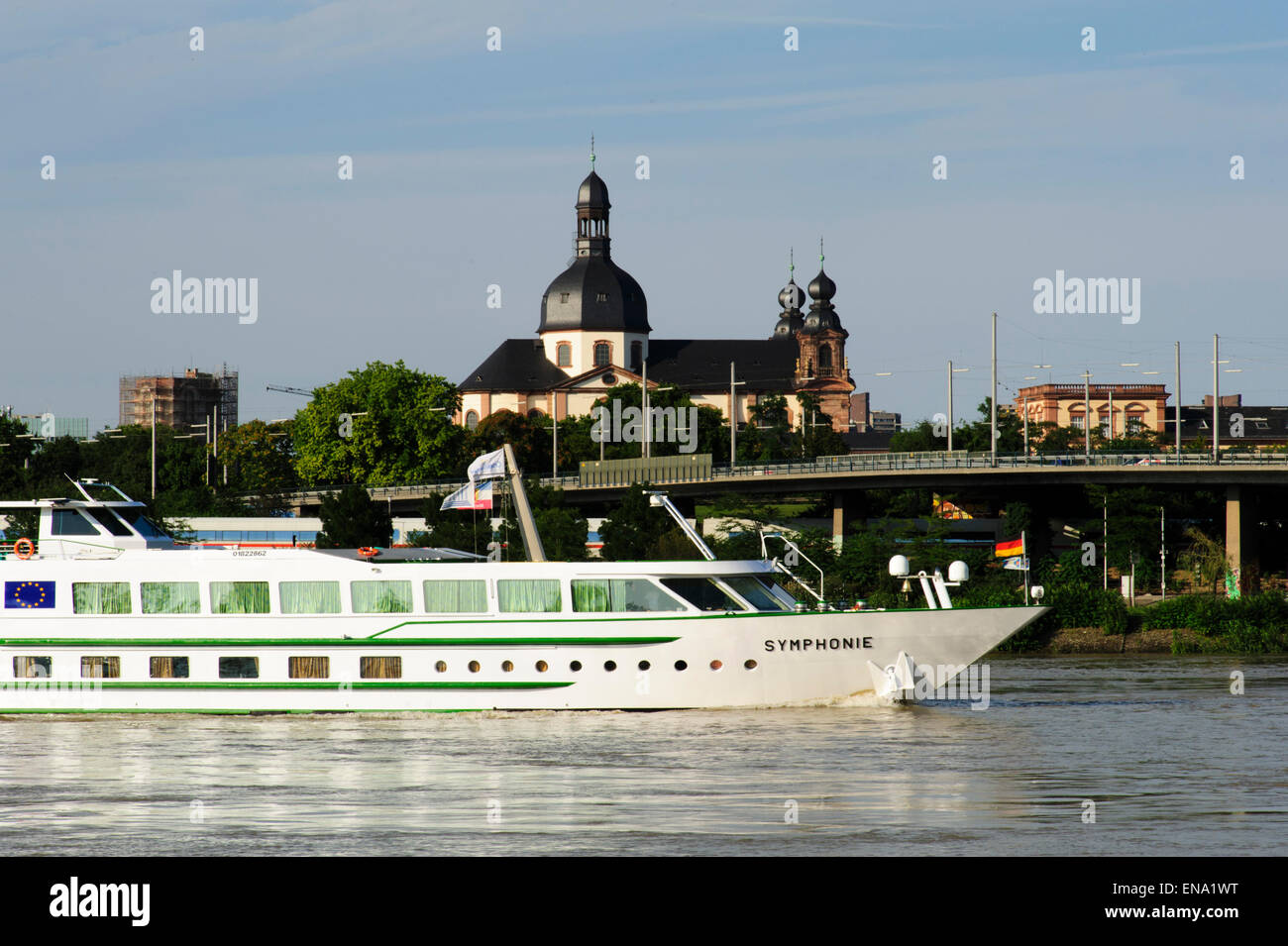 La nave di crociera sul fiume Reno, la Chiesa Gesuita, Mannheim, Baden-Württemberg, Germania Foto Stock