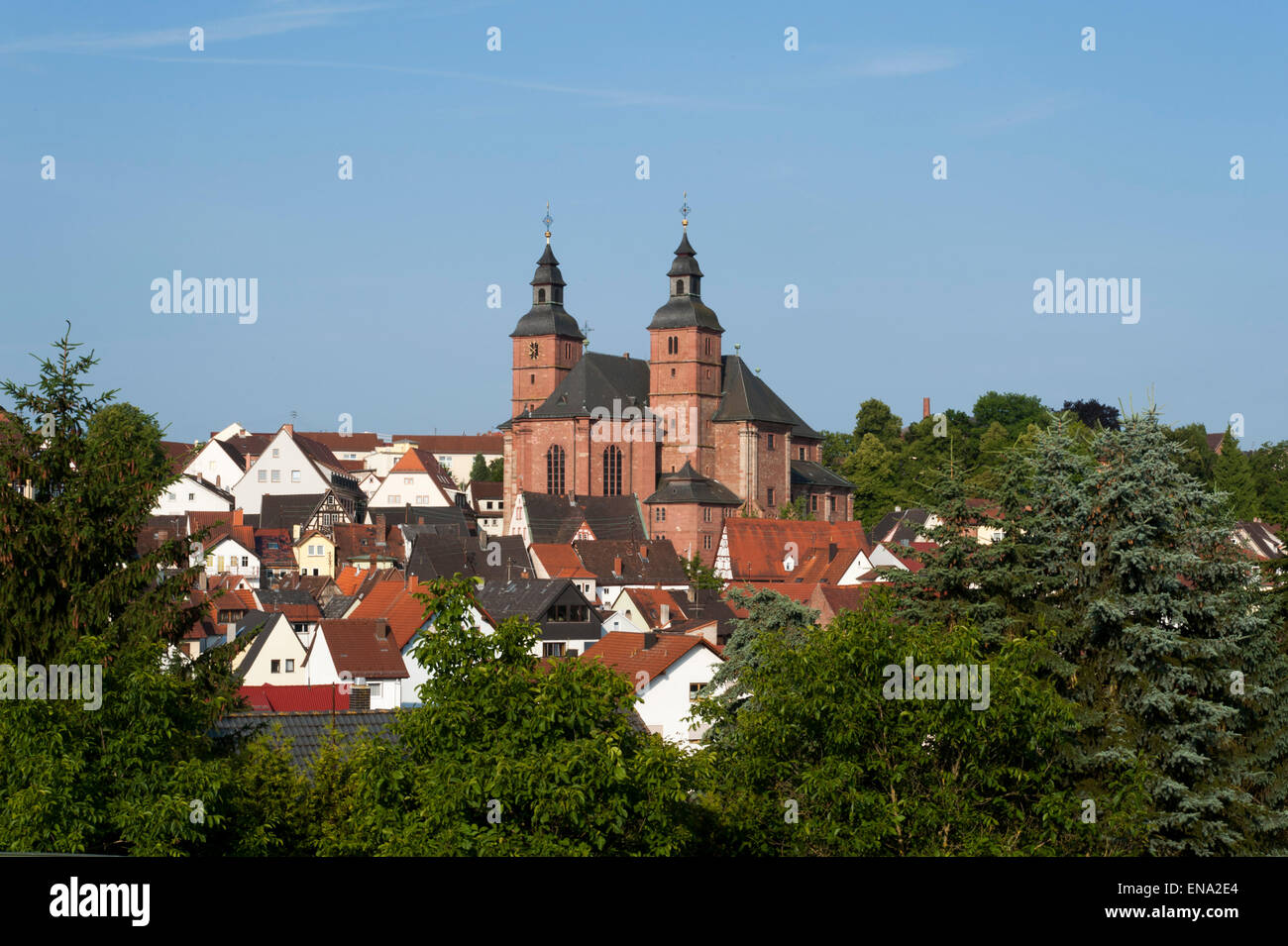 La città con la Basilica di San Giorgio, Walldürn Odenwald, Baden-Württemberg, Germania Foto Stock