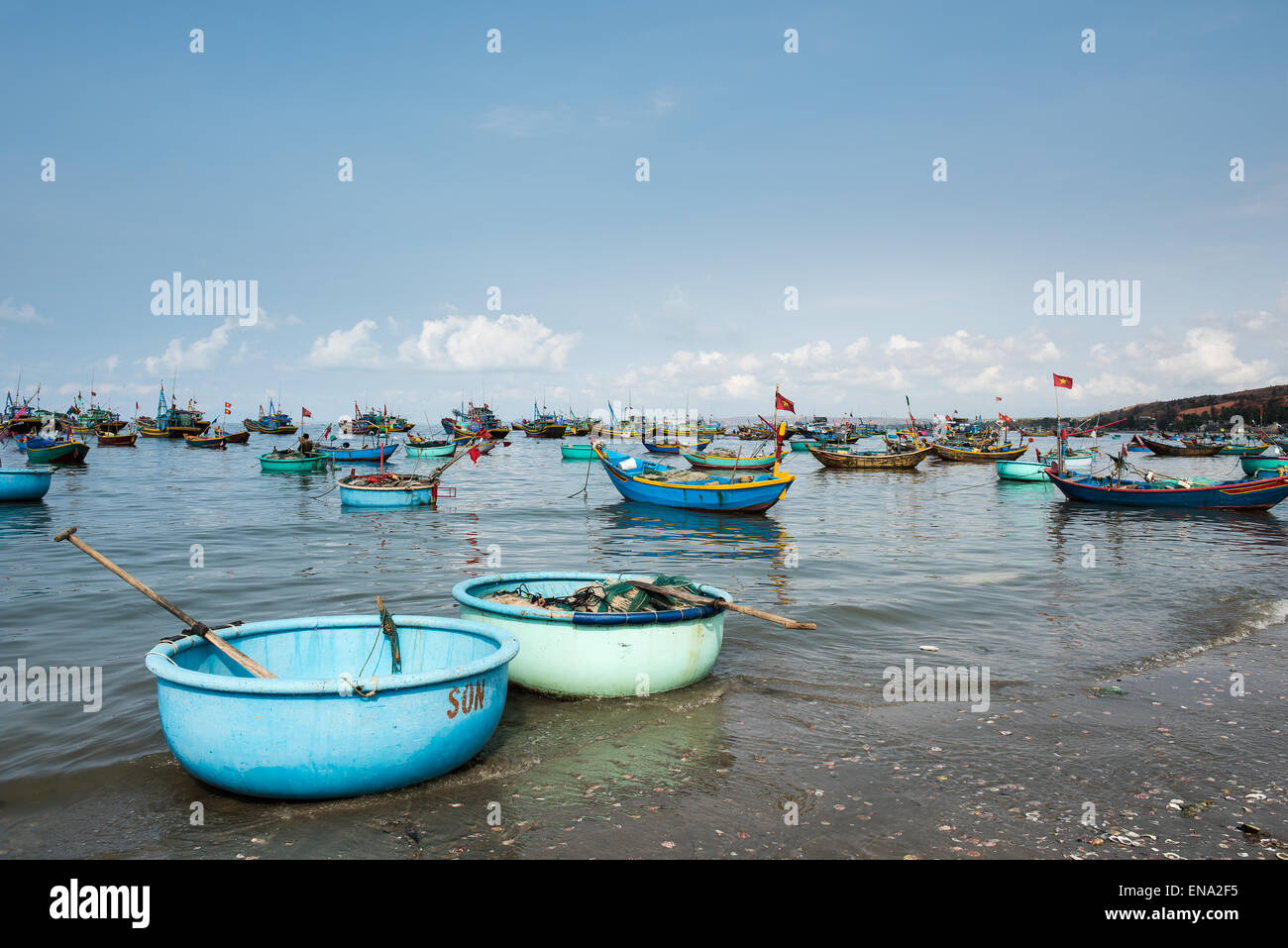 Mui Ne villaggio di pescatori e le tradizionali imbarcazioni da pesca. Foto Stock