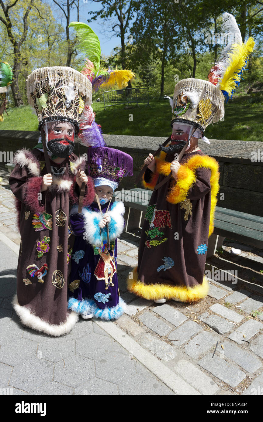 Ballerini Chinelos al Cinco de Mayo parade su Central Park West in NYC. Foto Stock