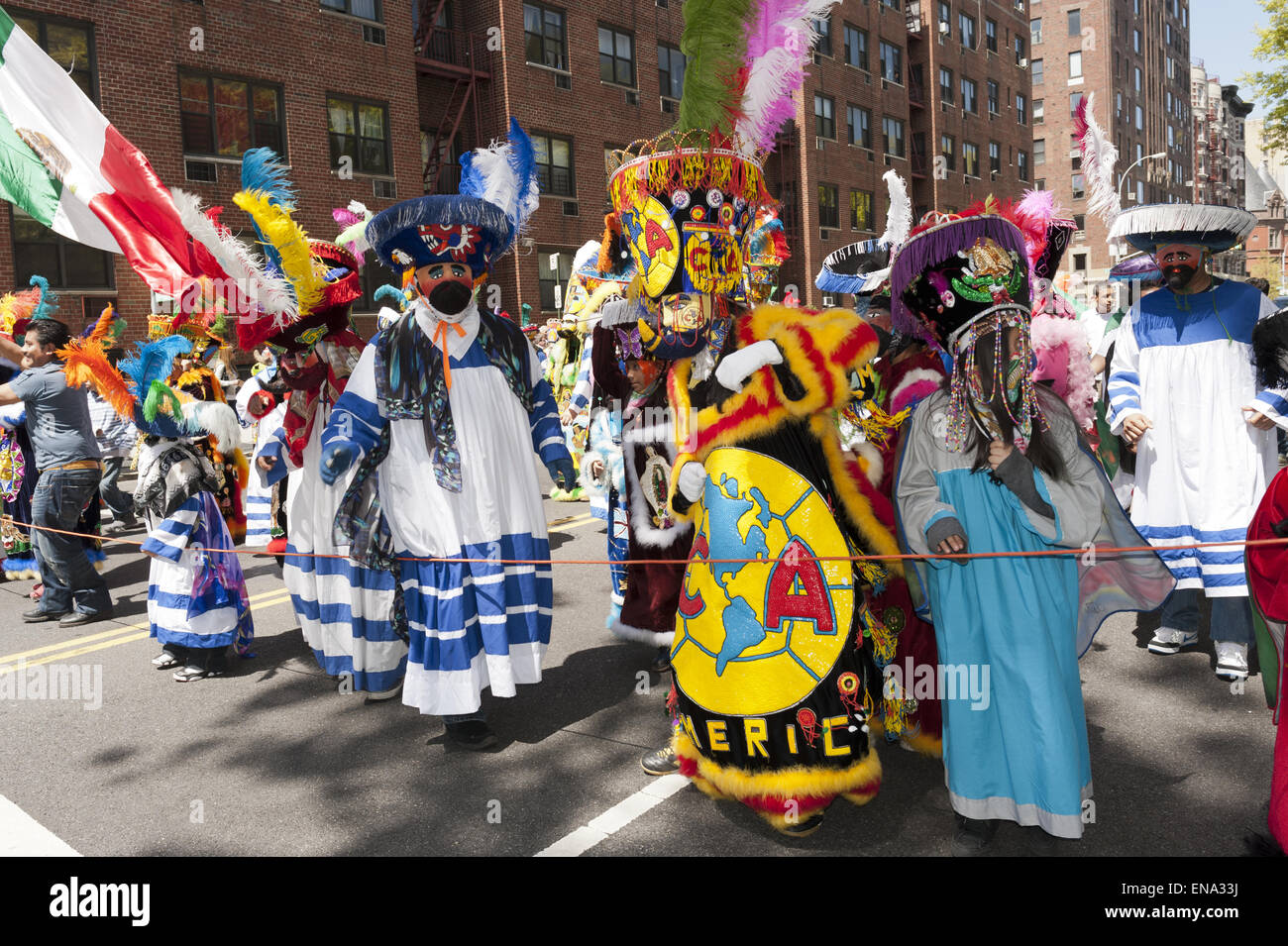 Ballerini Chinelos al Cinco de Mayo parade su Central Park West in NYC. Foto Stock