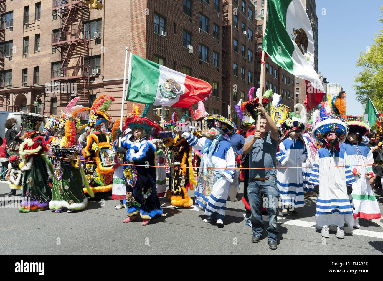 Ballerini Chinelos al Cinco de Mayo parade su Central Park West in NYC. Foto Stock