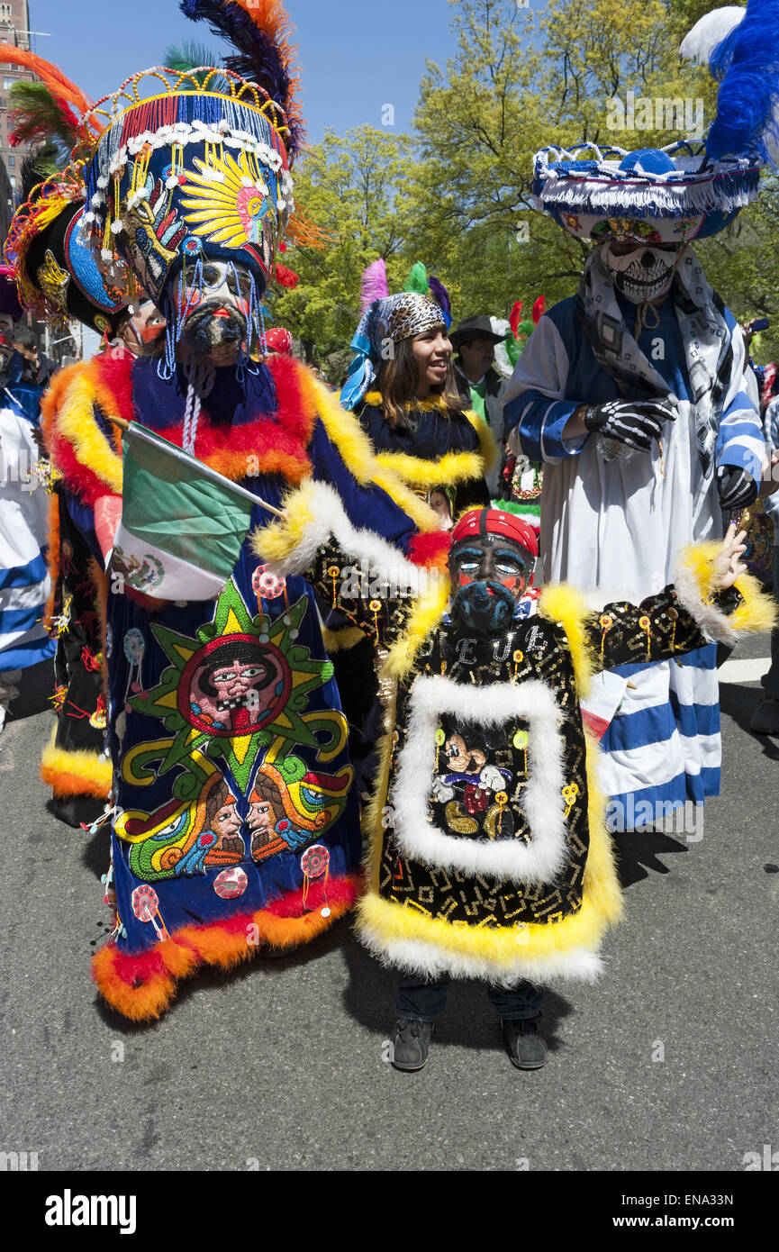 Ballerini Chinelos al Cinco de Mayo parade su Central Park West in NYC. Foto Stock