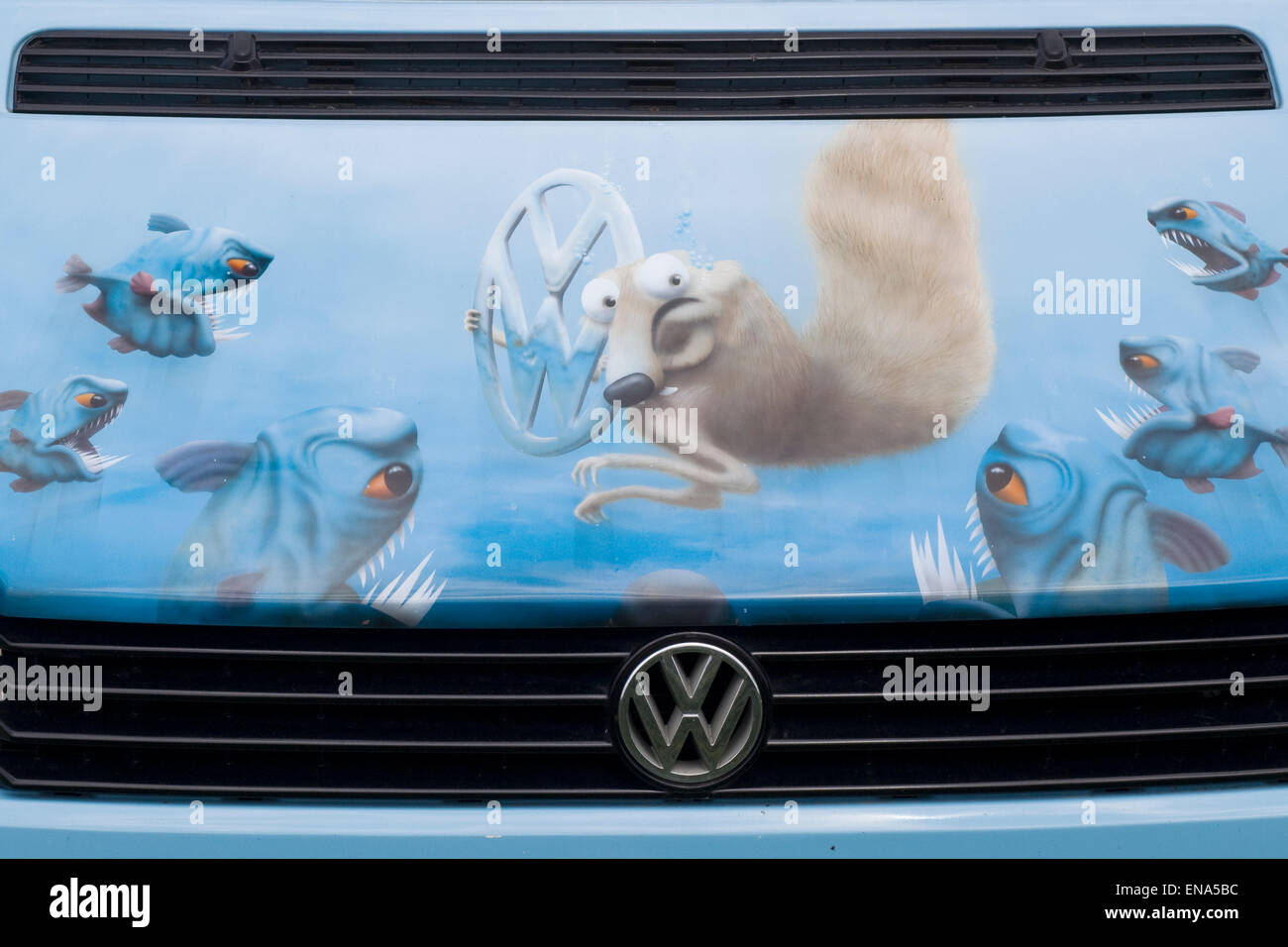 Scrat dal nuovo film Ice Age verniciato a spruzzo Volkswagen Camper Van Foto Stock