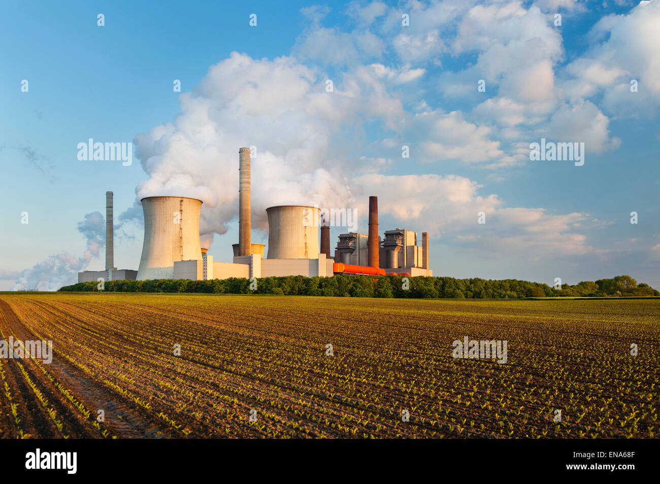 Una centrale elettrica a carbone su una collina di sera Foto Stock