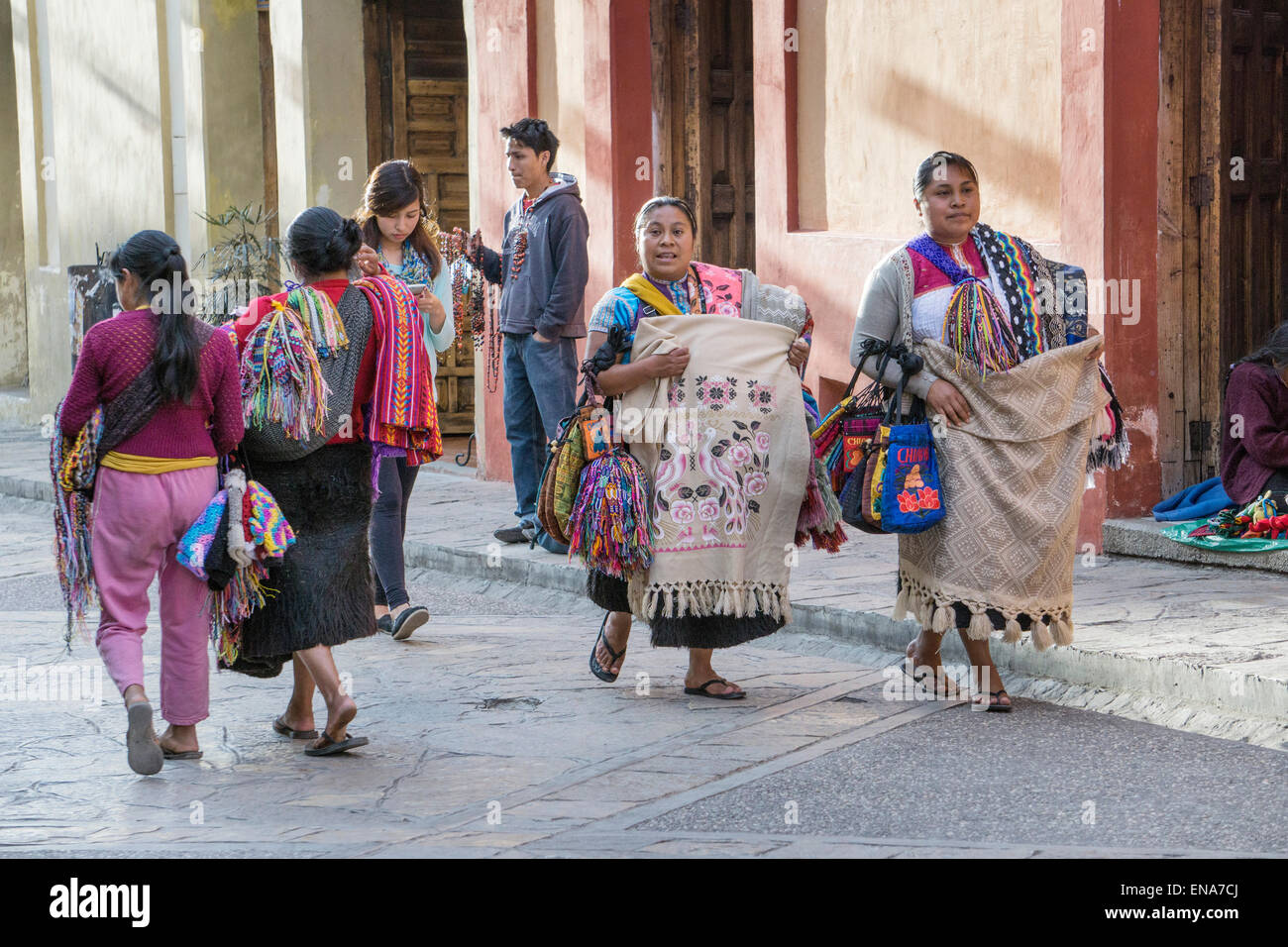 Tzotzil donne indiane i fornitori a piedi su Real de Guadalupe trasportare carichi pesanti della mano si profilava tessili per la vendita di San Cristobal Foto Stock