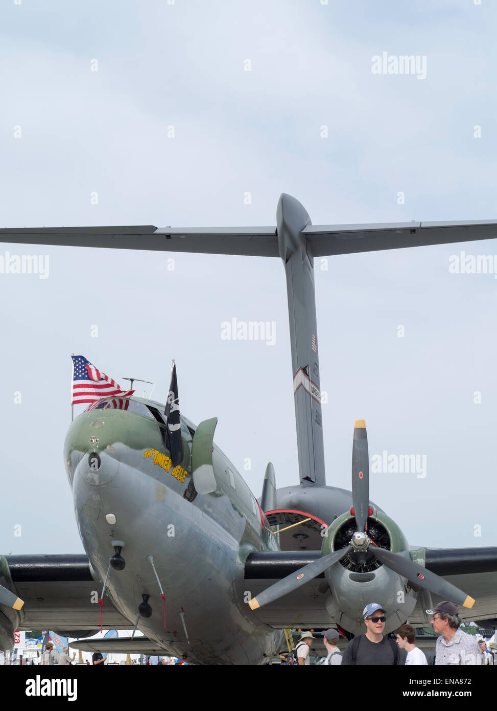 Il C-46 Tinker Belle aerei cargo di fronte, con la C-17 Globemaster dietro all'EAA Airventure Airshow, Oshkosh, Wisconsi Foto Stock