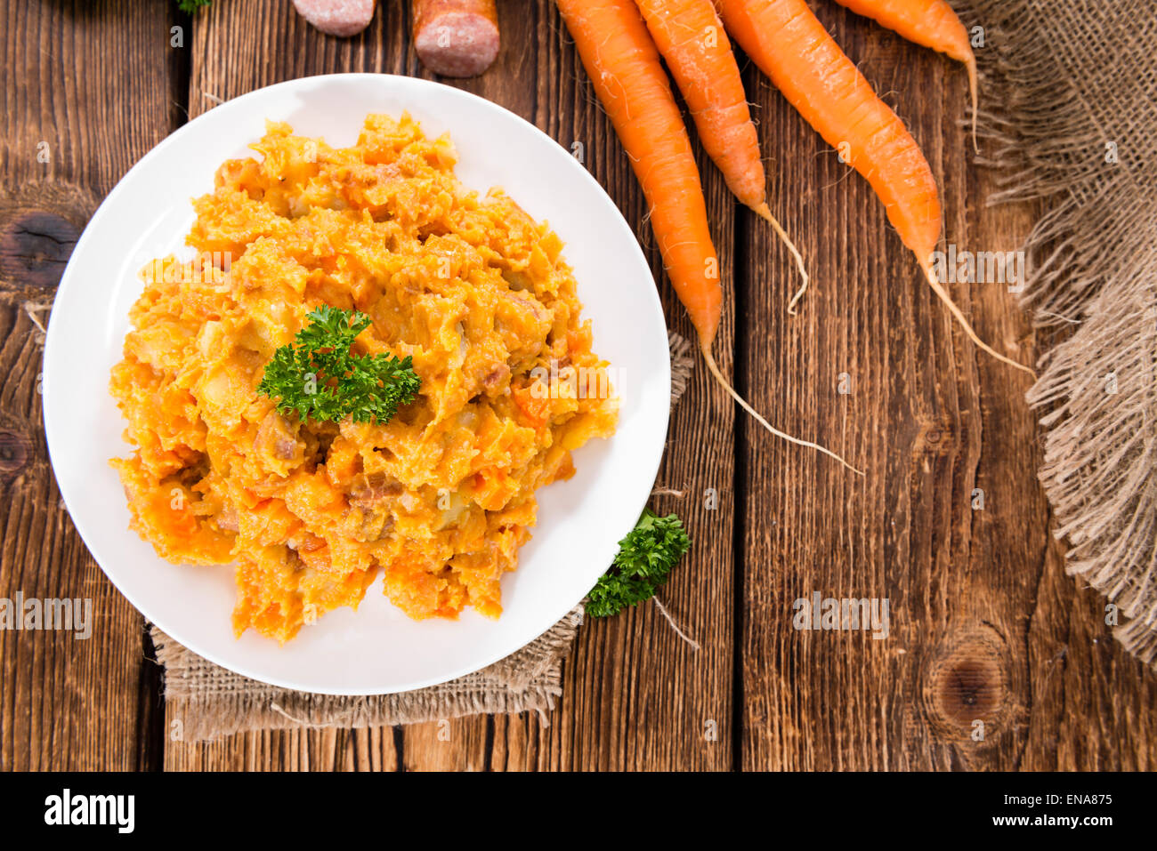 In casa la carota stufato (close-up shot; sul legno rustico sfondo) Foto Stock