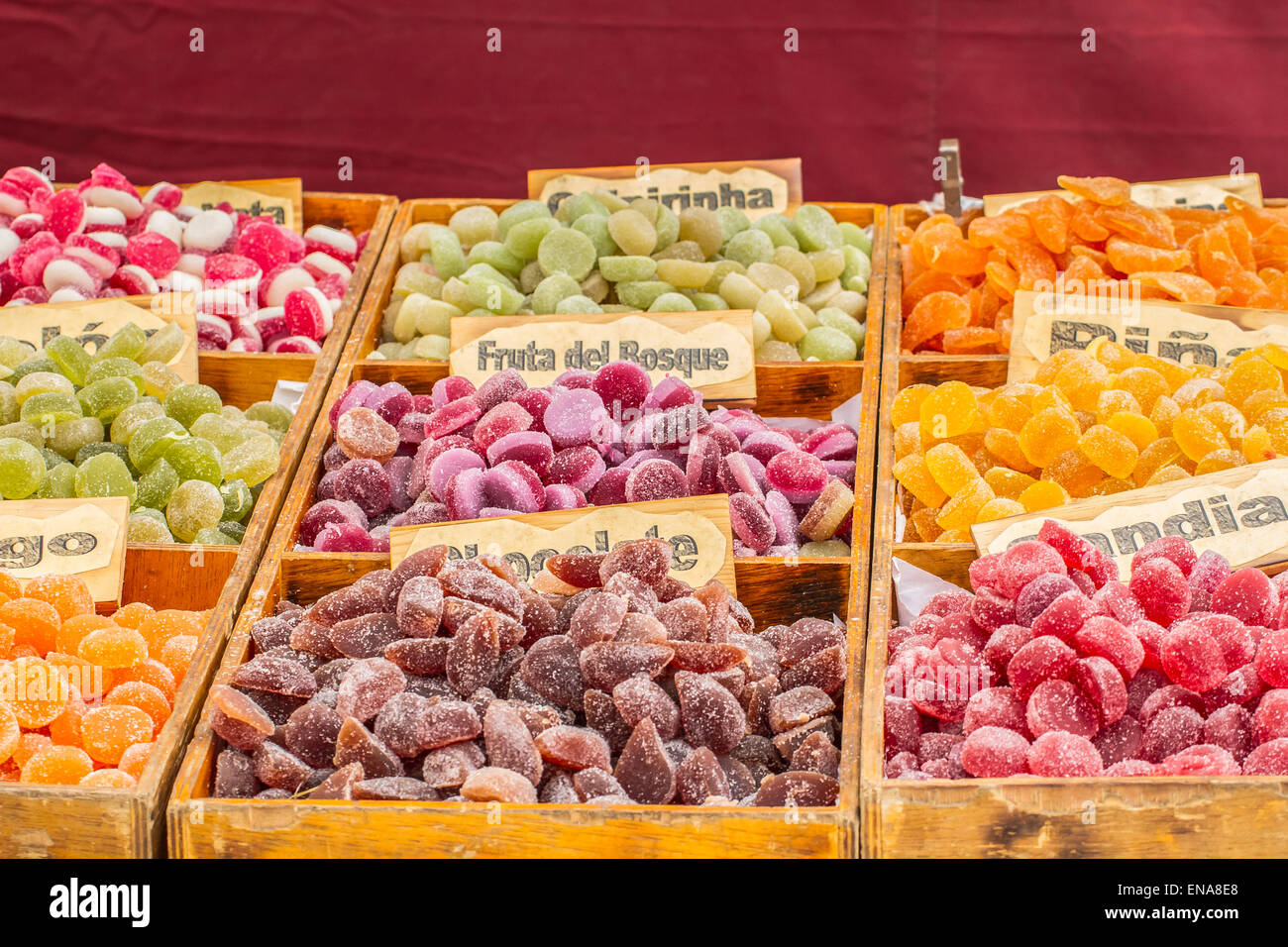 Artigianale di caramelle in una fiera medievale, Spagna Foto stock - Alamy
