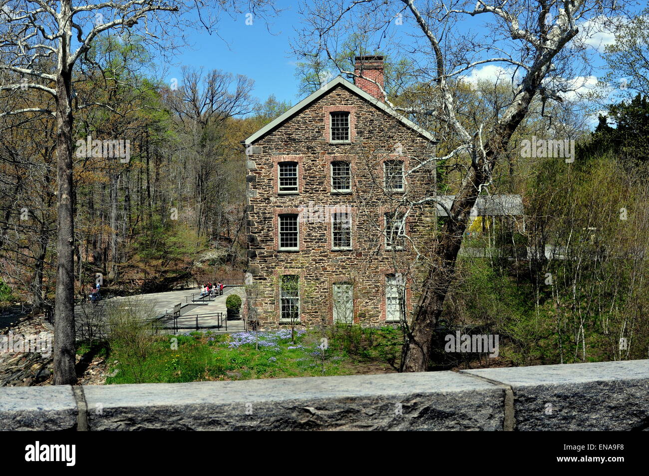 Bronx, New York: 1840 vecchio mulino in pietra sul fiume Bronx a New York il Giardino Botanico Foto Stock
