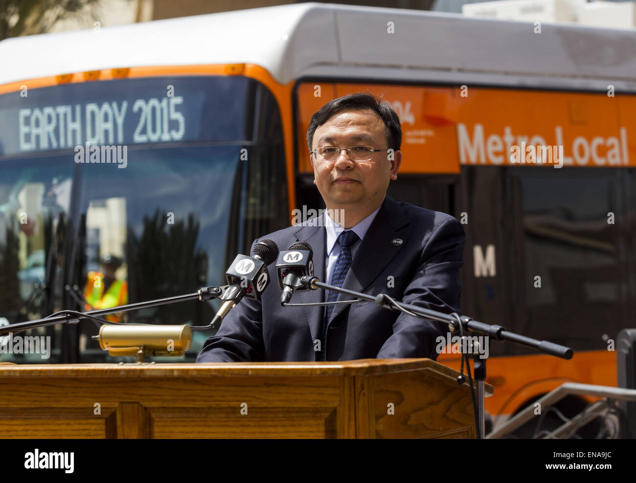 Los Angeles, California, USA. 30 apr, 2015. BYD Presidente Chuan Fu Wang parla nel corso di una conferenza stampa nella parte anteriore della Sede Metropolitana di giovedì, 30 aprile 2015 a Los Angeles. BYD, Ltd ha consegnato cinque tutti-bus elettrici al Los Angeles County Metropolitan Transportation Authority (Metro) per il test. Questi sono i primi di come molti come 25 a emissioni zero autobus essendo costruito per la metropolitana di Lancaster, California Credito: Ringo Chiu/ZUMA filo/Alamy Live News Foto Stock