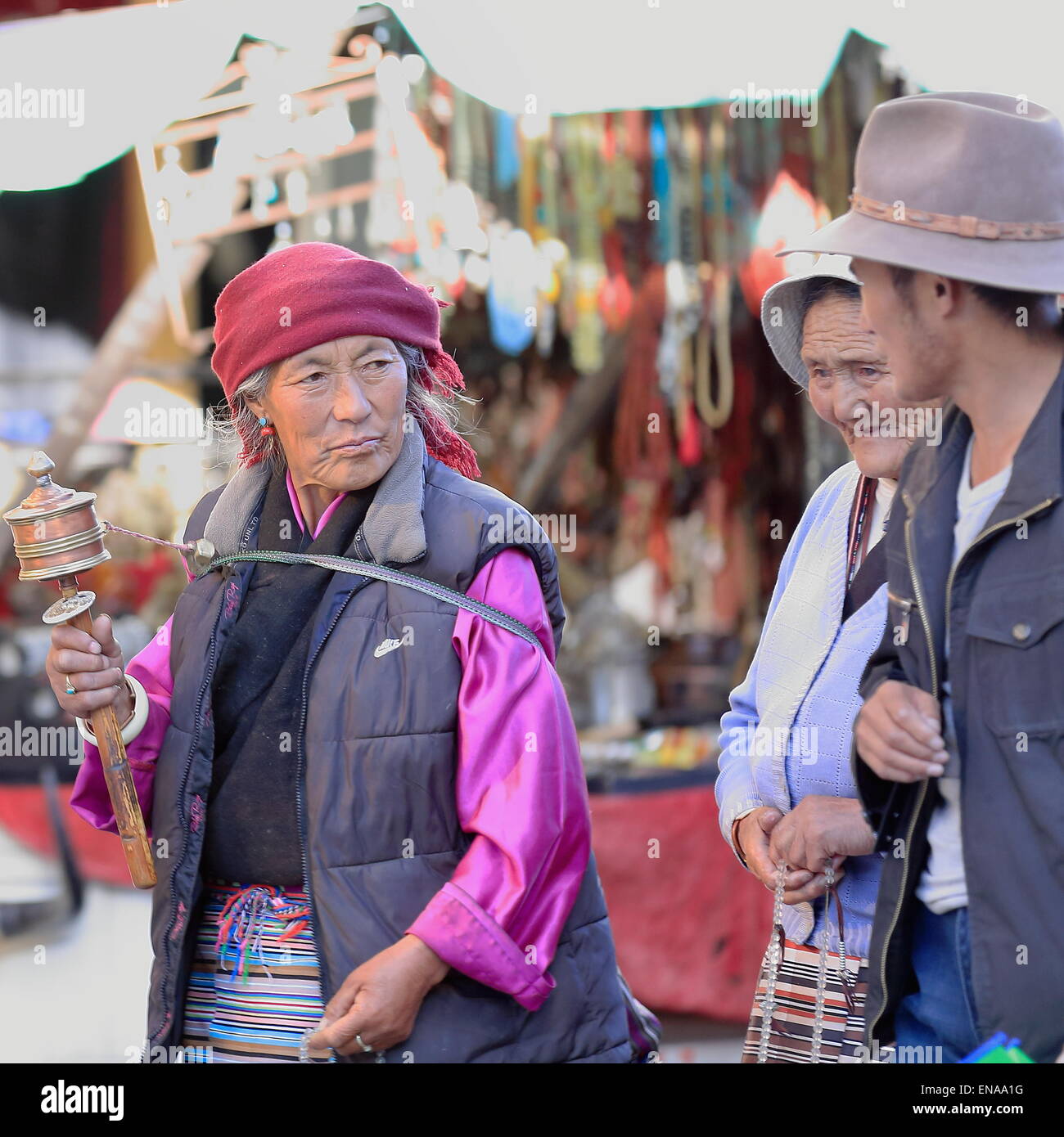 LHASA, in Tibet, Cina-ottobre 19: buddista tibetana devoti fare la Kora in senso antiorario circumambulation intorno al Jokhang-Lhasa-Tibet. Foto Stock