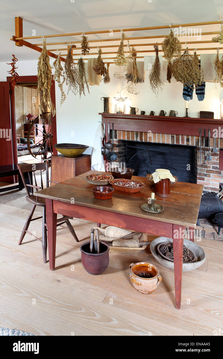 Una sala da pranzo e caminetto in un primitivo stile coloniale casa di riproduzione.Questa casa è un museo e riempito con pezzi d'antiquariato. Foto Stock
