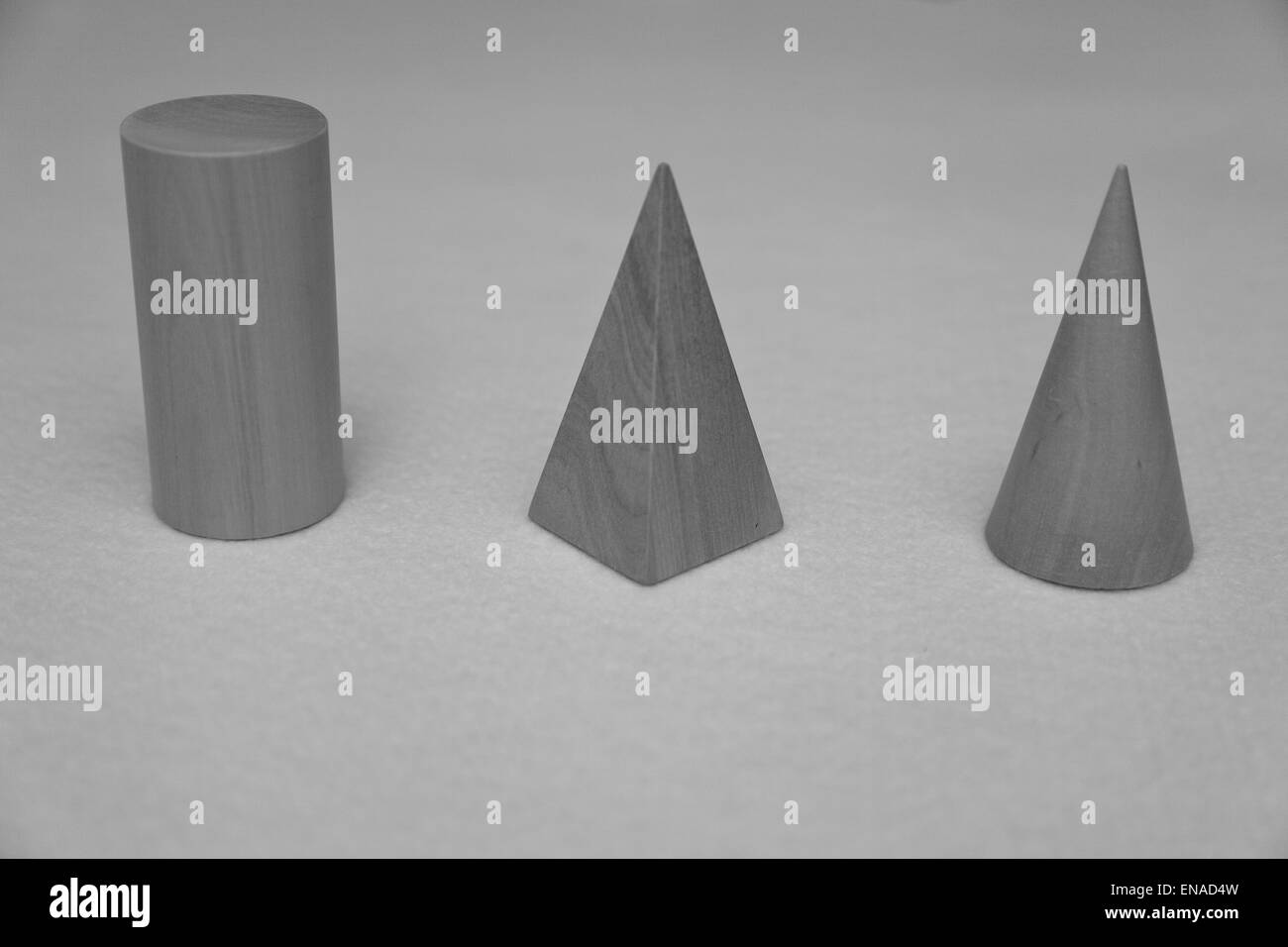 Un cilindro, una piramide a base quadrata con e un cono - cifre preso da una serie geometrica di forme 3D Foto Stock