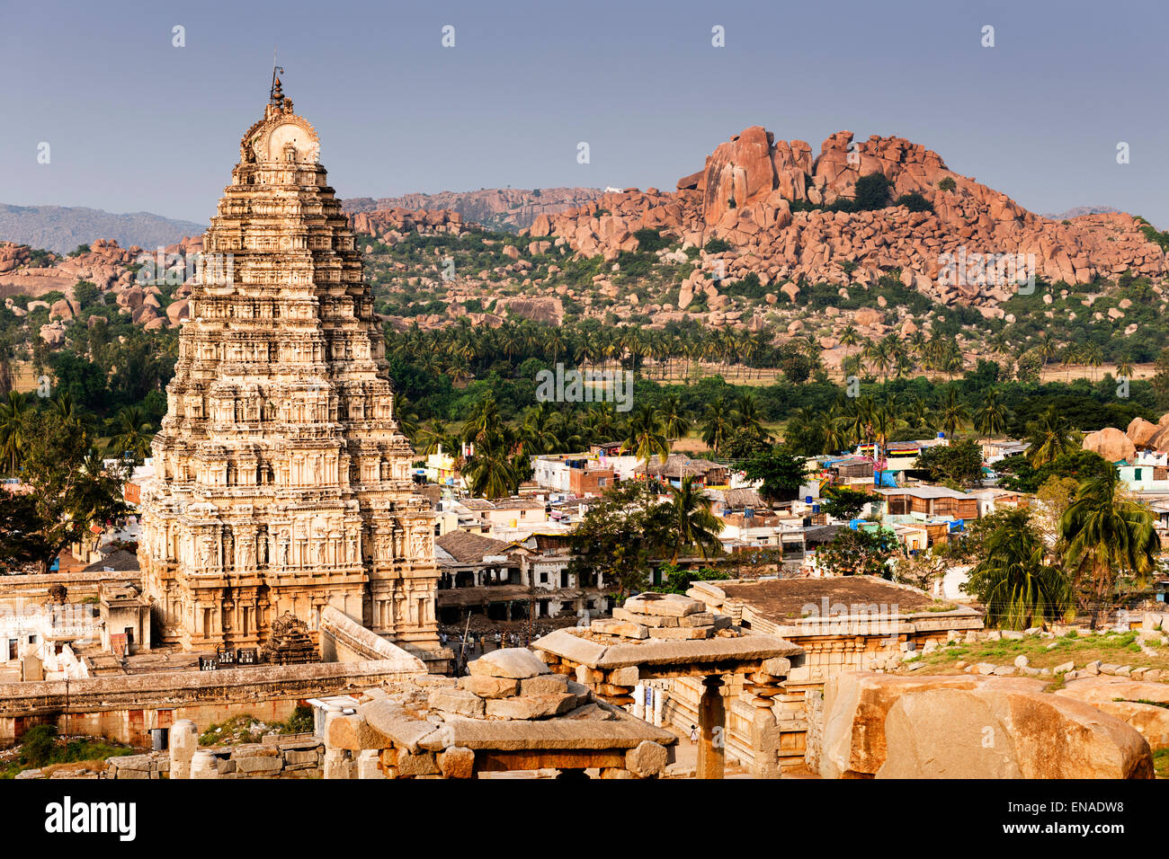 Vista del Tempio Virupaksha, e la città di Hampi. Foto Stock