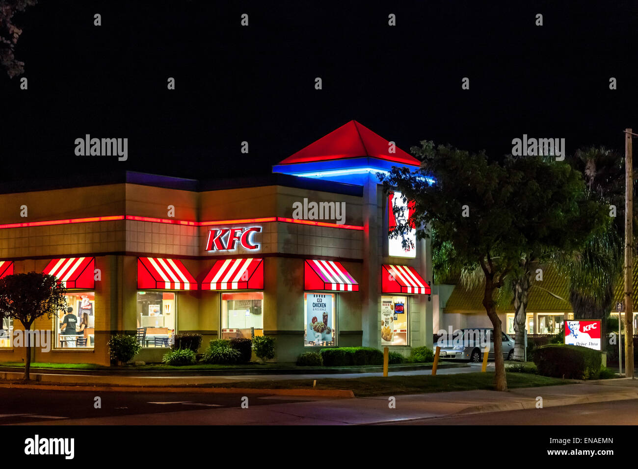 Un KFC ristorante in Modesto California a notte Foto Stock