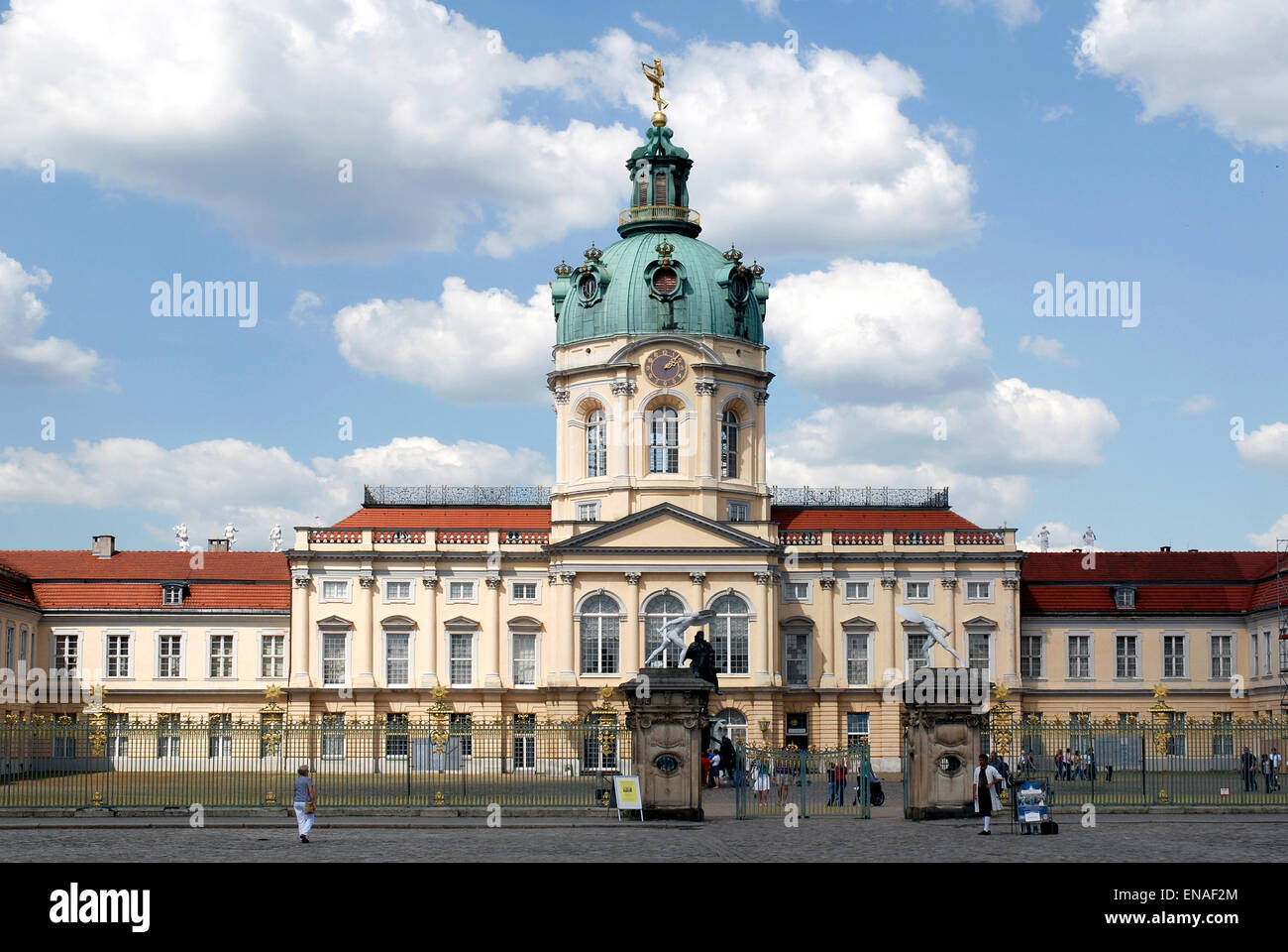 Visitatori presso l'entrata principale del Palazzo di Charlottenburg di Berlino. Foto Stock