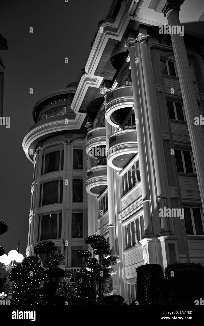 Blocco di appartamenti illuminata di notte e visto dal di sotto. La fotografia in bianco e nero Foto Stock