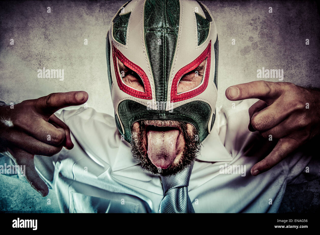 Rock and Roll, aggressivo executive indossare giacca e cravatta, lottatore  messicano mask Foto stock - Alamy