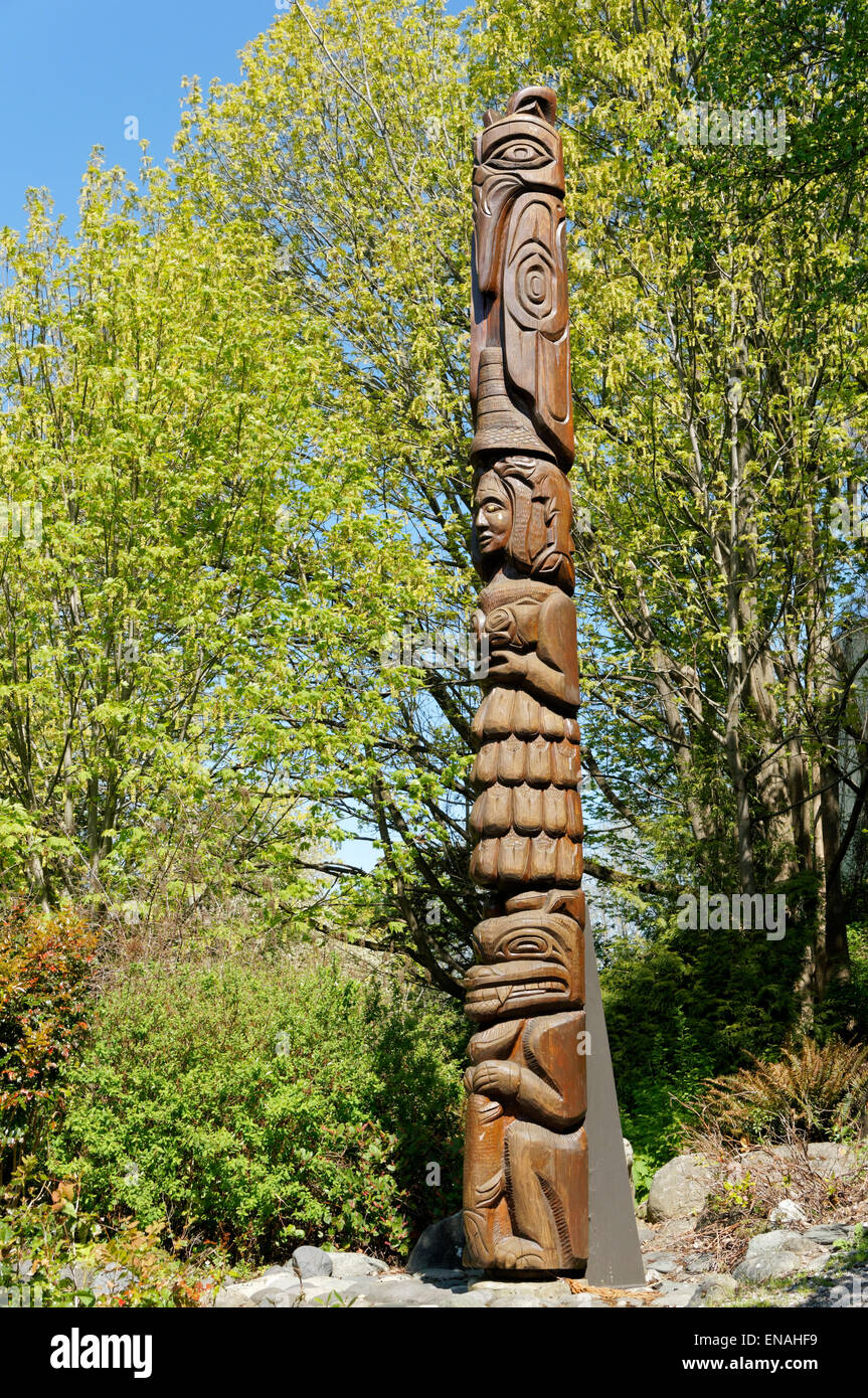 Donna di salmone totem pole, Maritime Heritage Park, Bellingham, nello stato di Washington, USA Foto Stock