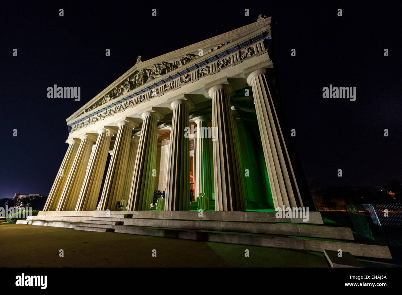 Vista frontale di Nashville Parthenon a notte. Foto Stock