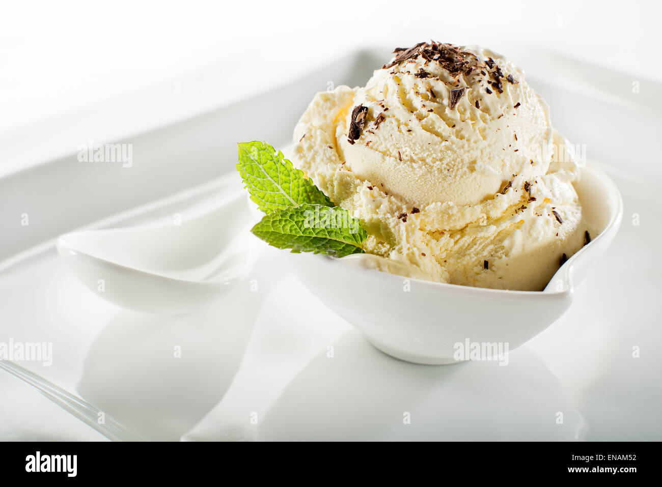 Gelati in vaschetta su sfondo bianco Foto Stock