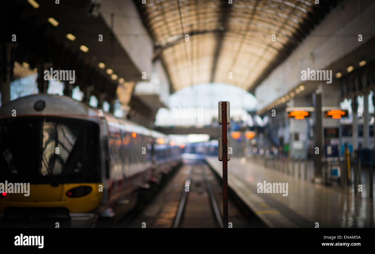 Stazione ferroviaria di Paddington con un treno in procinto di abbandonare mentre il prossimo treno attende di venire a. Foto Stock