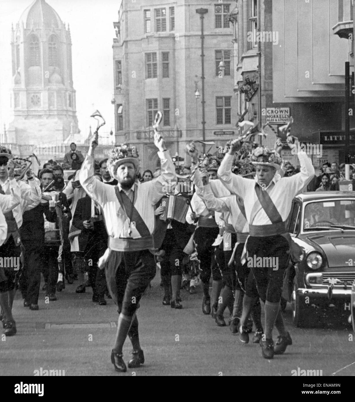 Foto di FILE: Oxford, Oxfordshire, Regno Unito. Il 1 maggio, 1966. Oxford può celebrazioni di mattina. Morris ballerini festeggiare il giorno di maggio nel centro di Oxford La Chiesa di Cristo Tom Tower è visto nel retro di massa. Oxford Mail/Alamy Caratteristiche . Foto Stock