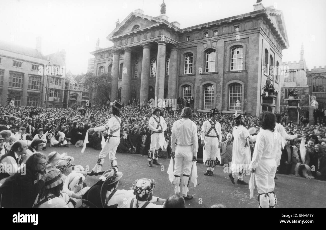 Foto di FILE: Oxford, Oxfordshire, Regno Unito. Il 1 maggio, 1974. Oxford giorno di maggio 1974. Morris ballerini eseguono di fronte all'edificio Clarendon nel maggio del mattino. Oxford Mail/Alamy Caratteristiche . Foto Stock