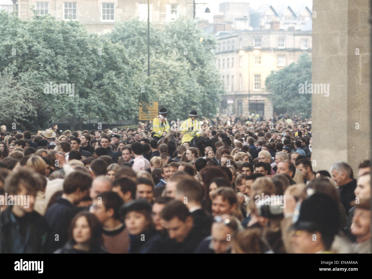 Foto di FILE: Oxford, Oxfordshire, Regno Unito. Il 1 maggio, 1999. Oxford può mattina. Maggio Giorno Mattina, Magdalen Bridge, chiuso su off per arrestare il popolo di saltare fuori di esso. George Reszeter/Oxford Mail/Alamy Caratteristiche . Foto Stock