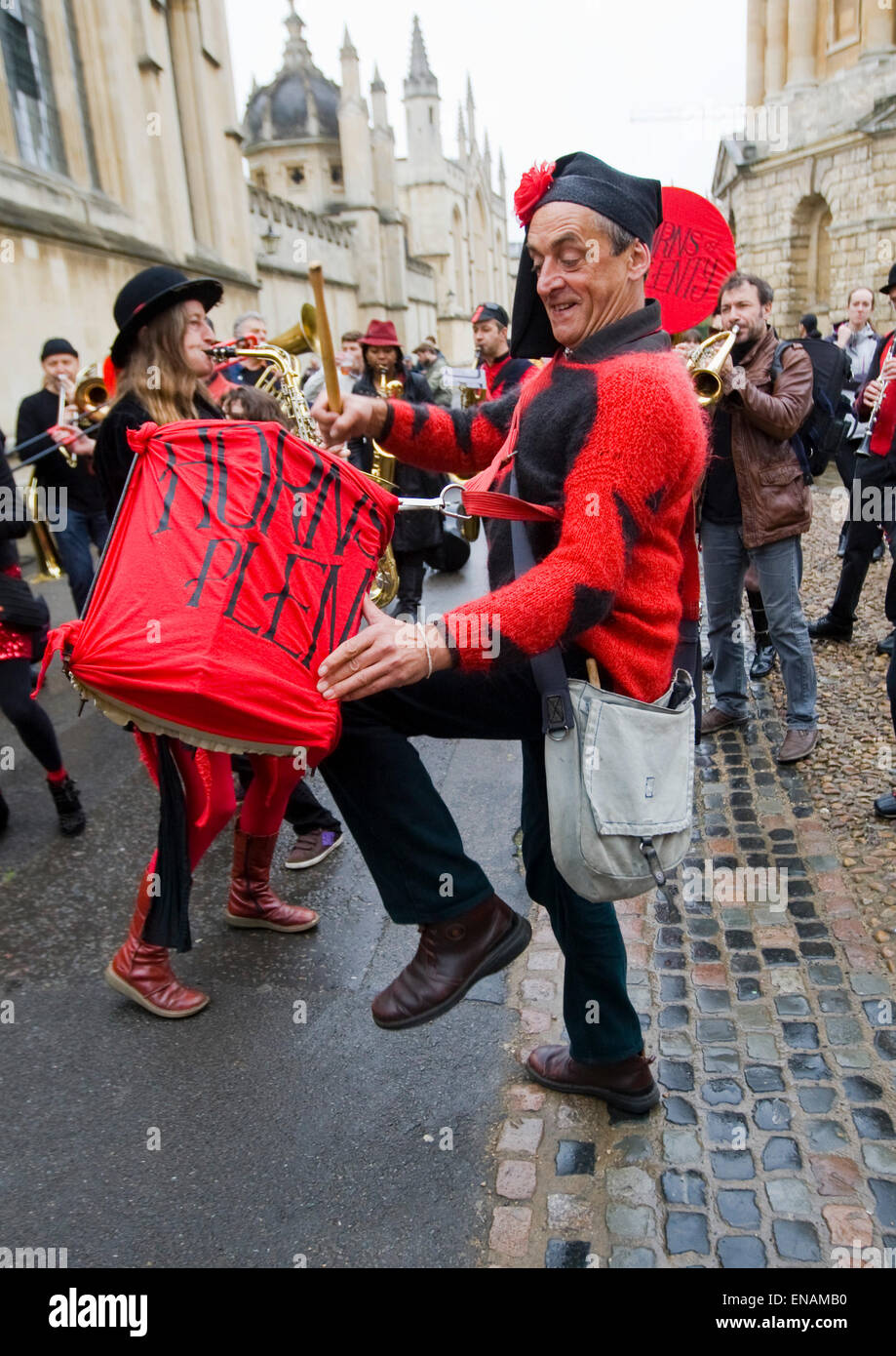 Foto di FILE: Oxford, Oxfordshire, Regno Unito. Il 1 maggio, 2014. Oxford giorno di maggio. Peter Williams di corna di abbondanza bangs un tamburo a Radcliffe Square Oxford può mattina. Antony Moore/Oxford Mail/Alamy Caratteristiche . Foto Stock