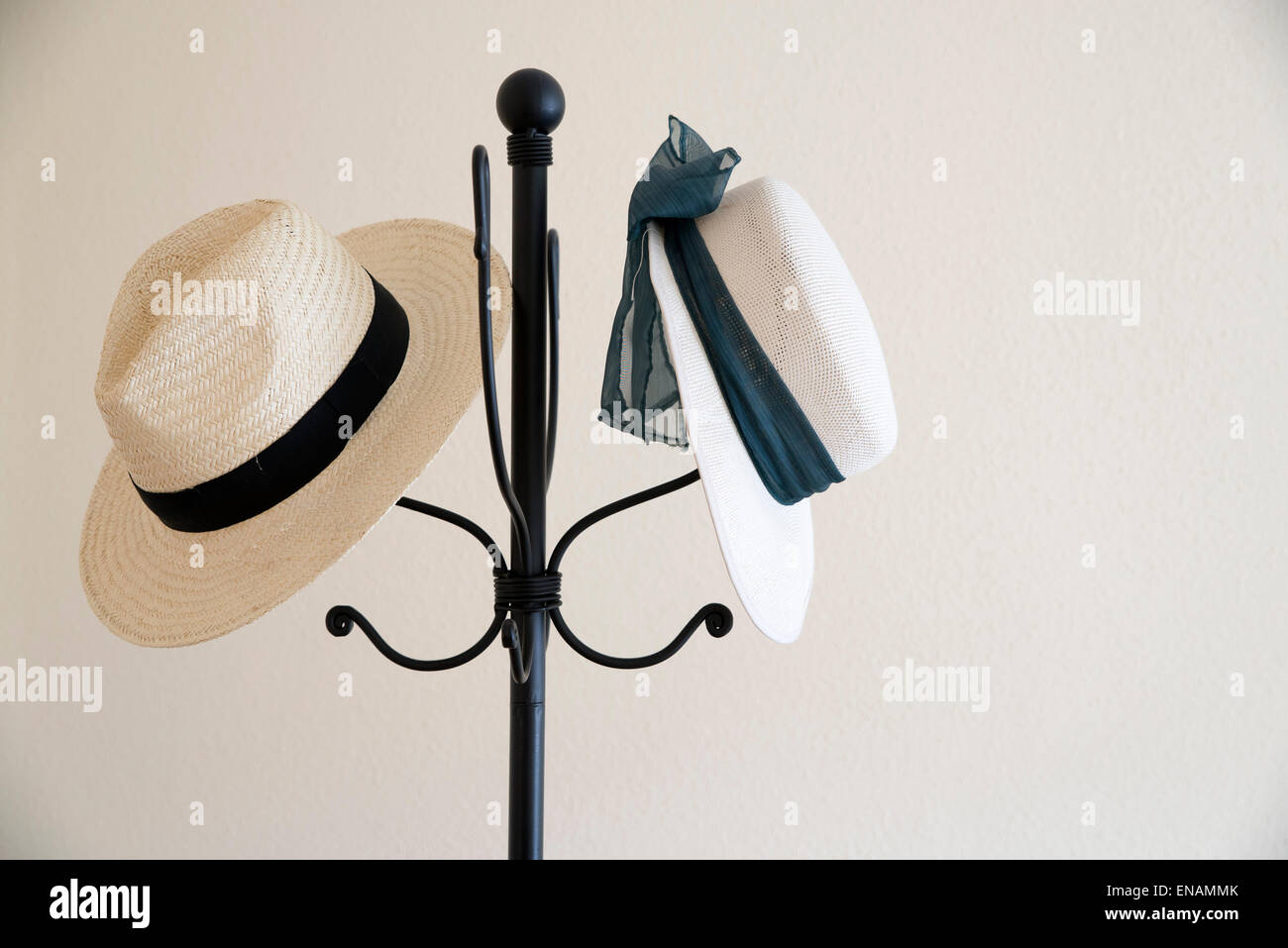 Due cappelli di paglia su un appendiabiti. spazio copia Foto Stock