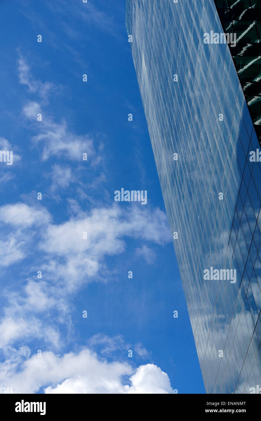 Nuvole e cielo blu riflessa dalla facciata in vetro di una torre di uffici nel centro cittadino di Vancouver, BC, Canada Foto Stock