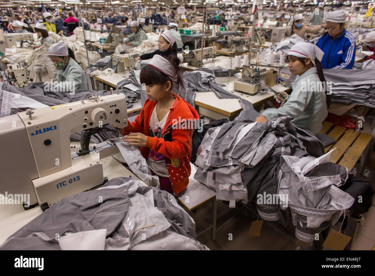 Le condizioni di lavoro in una fabbrica di abbigliamento in Vietnam Foto  stock - Alamy