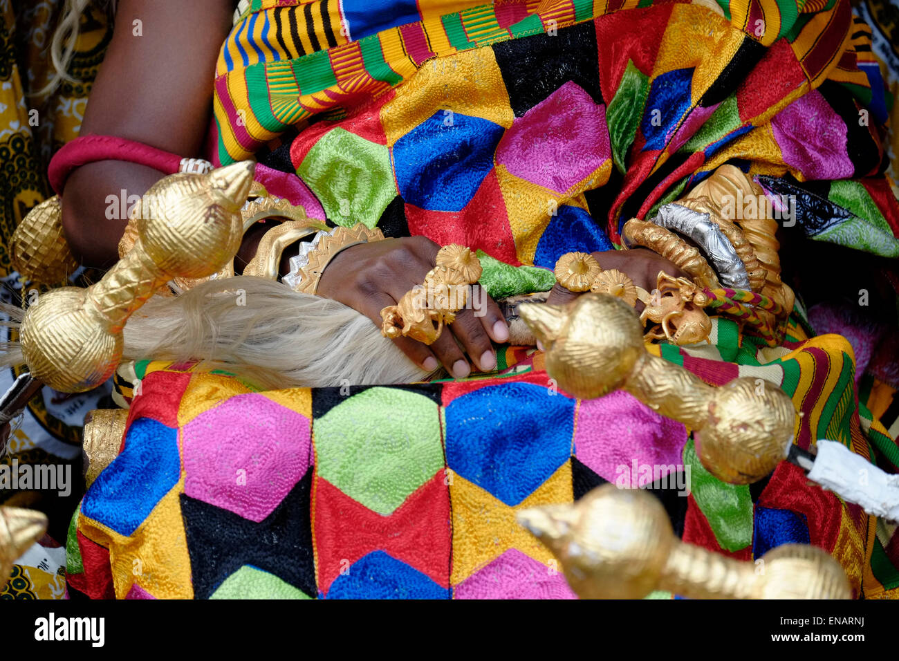 Gli anelli d'oro decorano le mani di Otumfuo Nana Osei Tutu II, sedicesimo re Asantehene sovrano tradizionale del Regno di Ashanti o Asante, che fu un impero Akan e regno dal 1701 al 1957, in quella che oggi è l'Africa occidentale del Ghana. Oggi, il regno Ashanti sopravvive come stato tradizionale sub-nazionale protetto costituzionalmente in unione con la Repubblica del Ghana Foto Stock