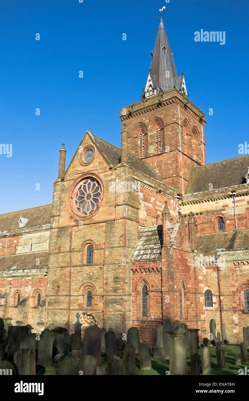 Dh St Magnus Cathedral KIRKWALL ORKNEY rosone chiesa cattedrale cimitero Foto Stock