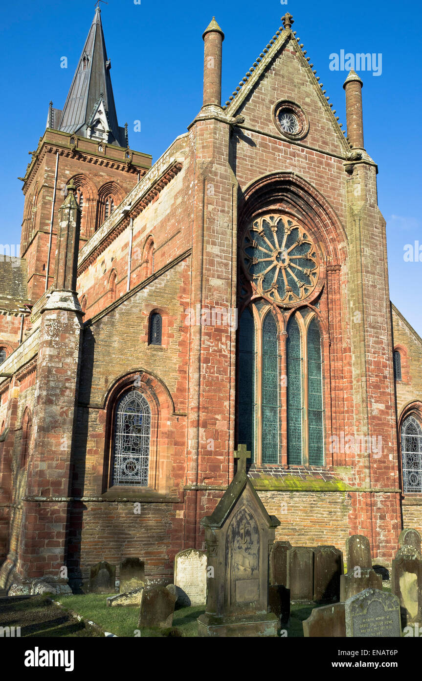 Dh St Magnus Cathedral KIRKWALL ORKNEY rosone chiesa cattedrale cimitero Foto Stock