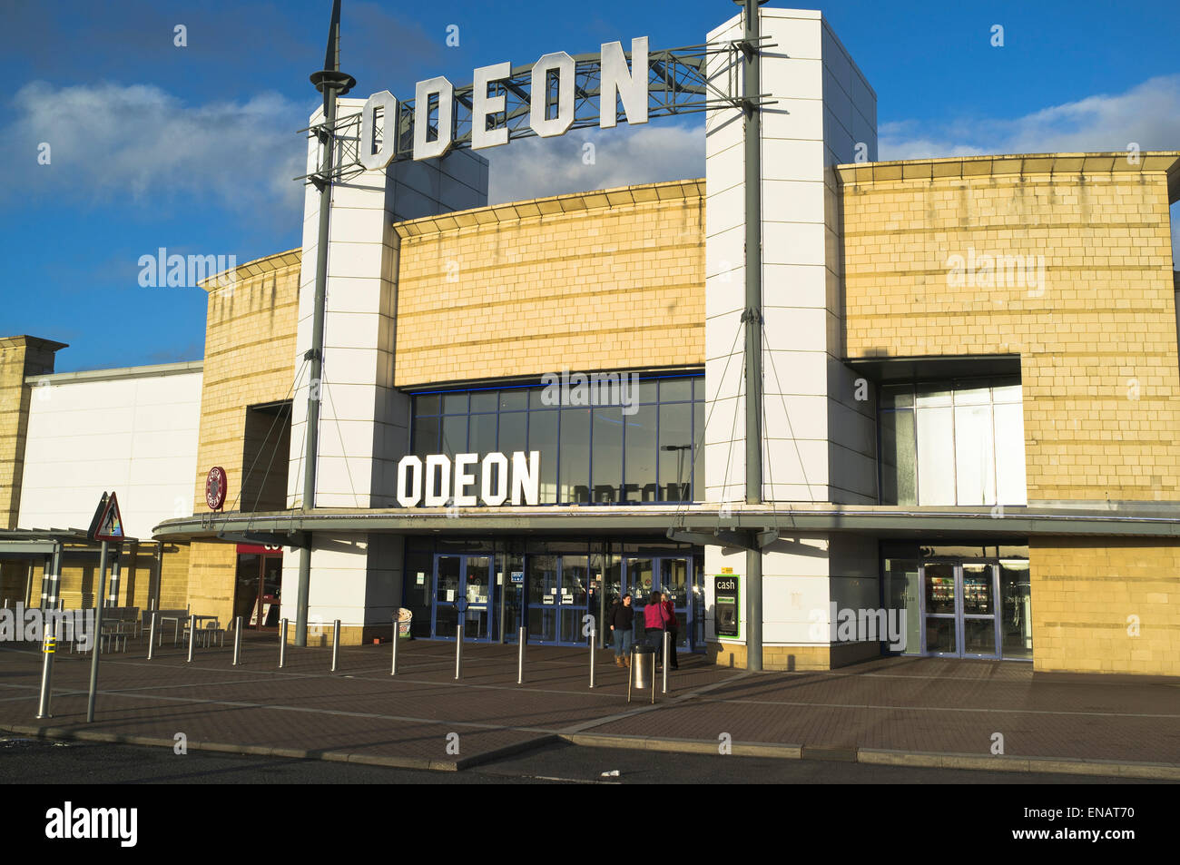 Dh cinema Odeon Cinema Cinema NEL REGNO UNITO entrata segno esterno di cinema uk persone edificio moderno Foto Stock