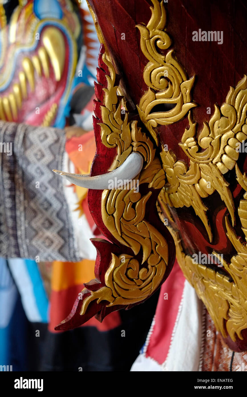 Tradizionale Phi Ta Khon maschera fatta da cocco intagliato tronco di albero che è usato durante il primo dei tre giorni di merito buddista rendendo noto vacanze in tailandese come Boon Wate Pra nella provincia settentrionale di Loei in Thailandia Foto Stock