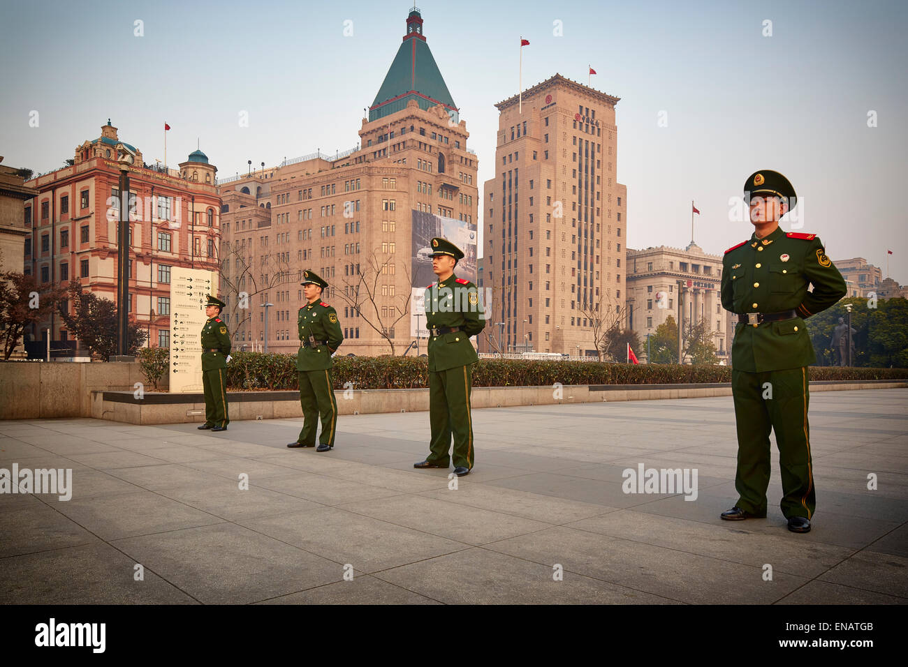 La polizia in piedi sul dazio ad un evento sul Bund a Shanghai. Foto Stock