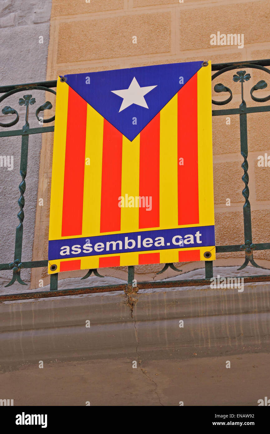 Banner mostra bandiera di sostenitori di Catalogna movimento di indipendenza. Foto Stock