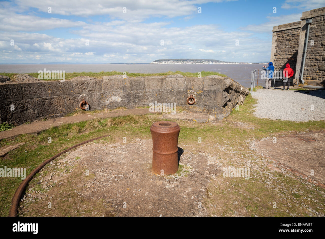 Il sito di una pistola di artiglieria a Brean giù Fort vicino Weston-Super-Mare (visto nella distanza) nel Somerset, Regno Unito. Foto Stock