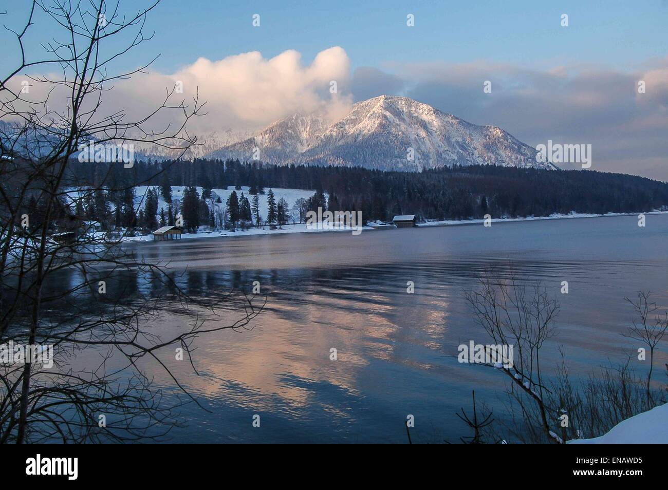 Bel tramonto sul Lago Walchensee in inverno Foto Stock