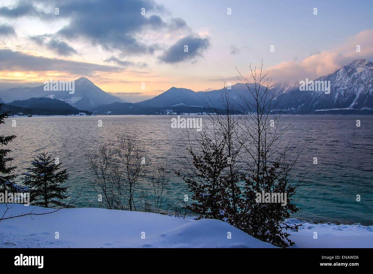 Bel tramonto sul Lago Walchensee in inverno Foto Stock