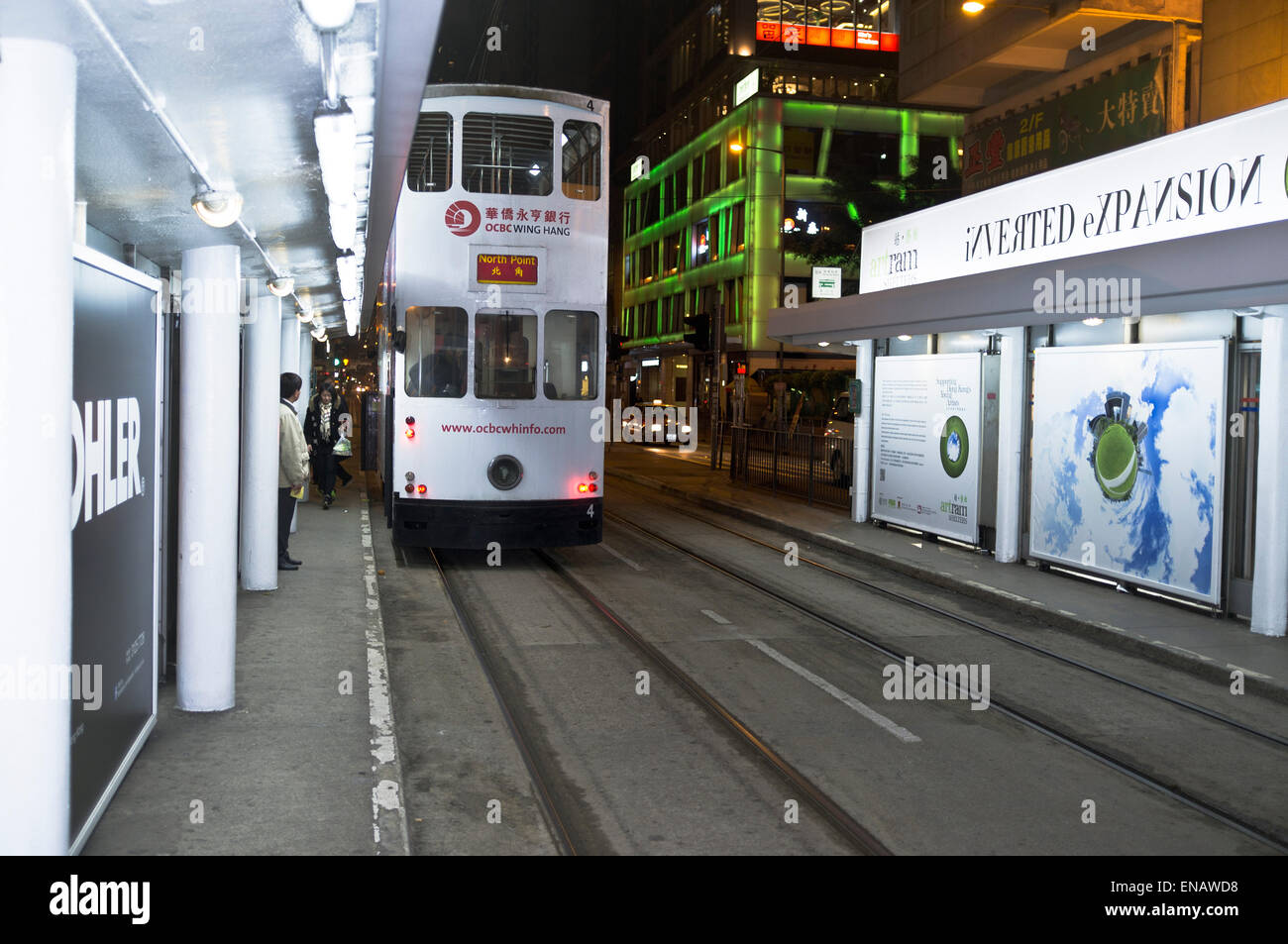 Dh Trasporti Tram HONG KONG alla fermata del tram con la pubblicità Foto Stock