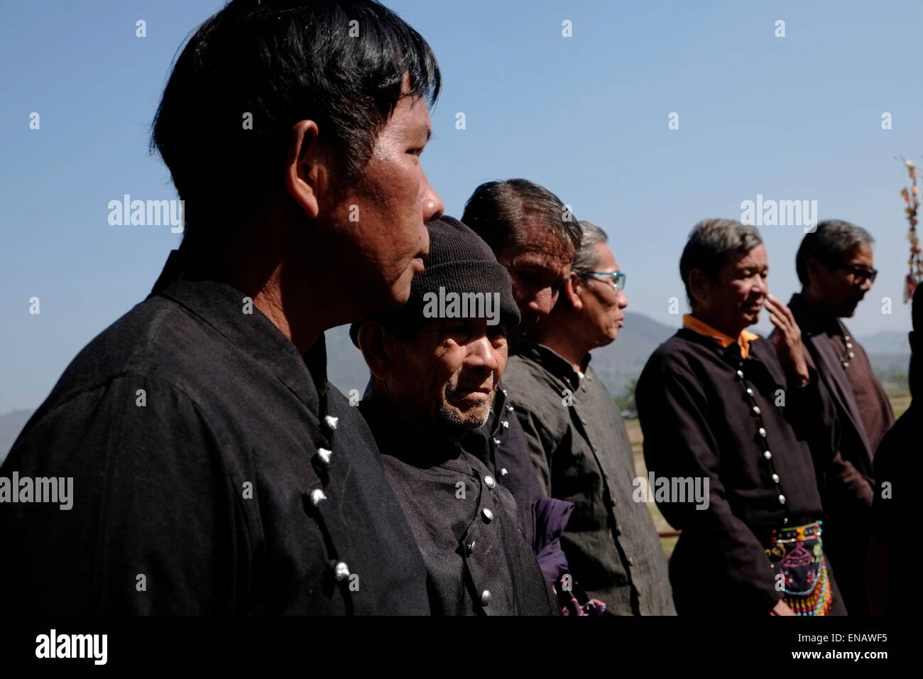 I membri di Tai Dum minoranza etnica noto come 'il popolo senza un paese" i cui antenati avevano migrato dal Laos nel 1905 indossando tipici vestito nero in Tai Dam villaggio di Ban Napanard situato a divieto Na Pa Nat, Tambon Khao Kaeo nella parte settentrionale della provincia di Loei Thailandia Foto Stock