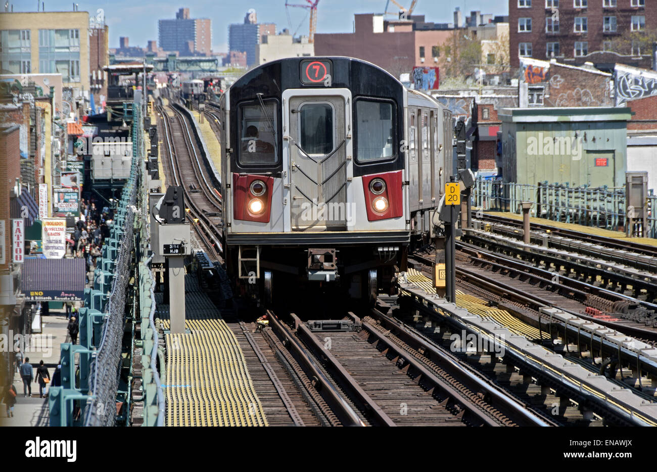 L'elevata #7 metropolitana treno tirando in 74a Street Roosevelt Avenue stazione in Jackson Heights, Queens, a New York Foto Stock